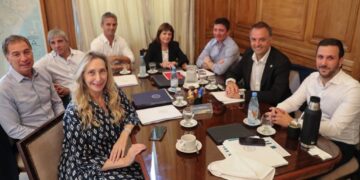 Karina no logra armar su propia orga digital y Las Fuerzas del Cielo se imponen en la calle tuitera