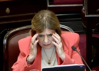 Las horas frenéticas en las que el Gobierno hizo malabares para salvar a un Adorni cada vez más aislado
