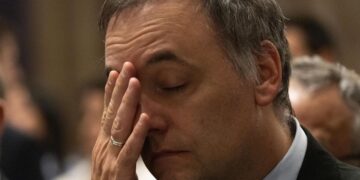 Manuel Adorni contra las cuerdas: ¿lo salvará la campana?