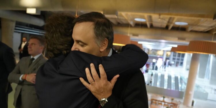 Manuel Adorni, en la pescadería: el Congreso le devolvió la pelota a Javier Milei