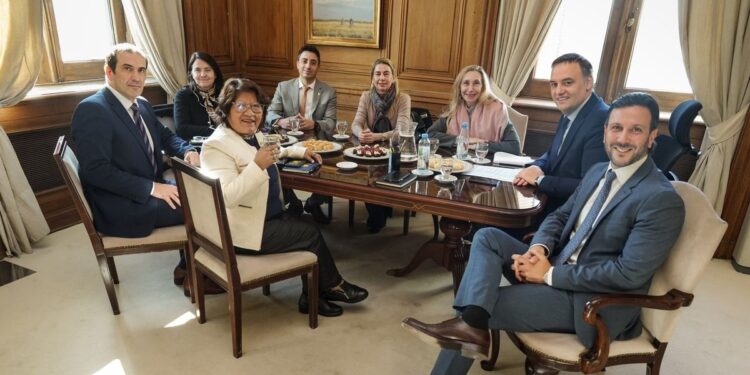 Manuel Adorni y Karina Milei reunieron a senadores libertarios tras el alivio en Diputados