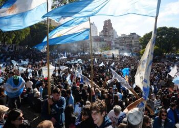 Máximo apuntó a Axel Kicillof en un masivo banderazo por la libertad de Cristina Fernández de Kirchner: “Los que hablan de unidad ni siquiera son capaces de ir a verla”