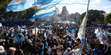 Máximo apuntó a Axel Kicillof en un masivo banderazo por la libertad de Cristina Fernández de Kirchner: “Los que hablan de unidad ni siquiera son capaces de ir a verla”