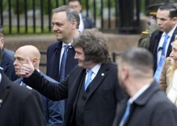 Milei, Adorni y Villarruel en Rosario: la fractura libertaria y los fueros, frente al Monumento a la Bandera