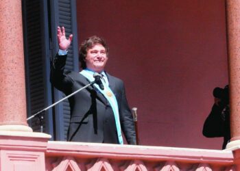 “Operación Argentina”: el libro para entender cuatro décadas de democracia desde el país de Javier Milei