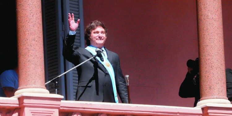 “Operación Argentina”: el libro para entender cuatro décadas de democracia desde el país de Javier Milei