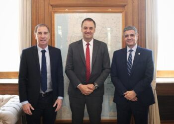 Santilli aún no asumió, pero lo sigue defendiendo a Adorni