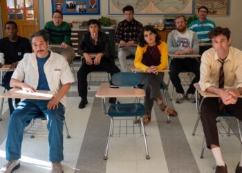 Un grupo de treintañeros debe volver al colegio para terminar su último año: la película de Disney+ que es furor