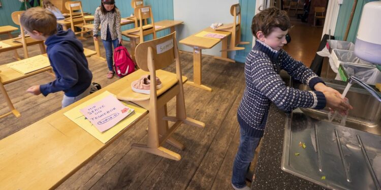 Un país prohíbe la Inteligencia Artificial a niños en las escuelas: los motivos detrás de la polémica medida