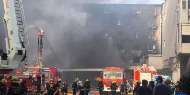 Al menos 28 muertos por un incendio en una fábrica de zapatos en China