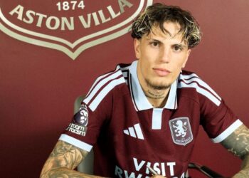 Alejandro Garnacho fue presentado en el Aston Villa y posó con una bandera argentina
