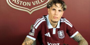 Alejandro Garnacho fue presentado en el Aston Villa y posó con una bandera argentina