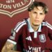 Alejandro Garnacho fue presentado en el Aston Villa y posó con una bandera argentina