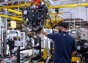 Automotriz vuelve a apostar por ingenieros humanos tras fallas de la inteligencia artificial