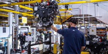 Automotriz vuelve a apostar por ingenieros humanos tras fallas de la inteligencia artificial
