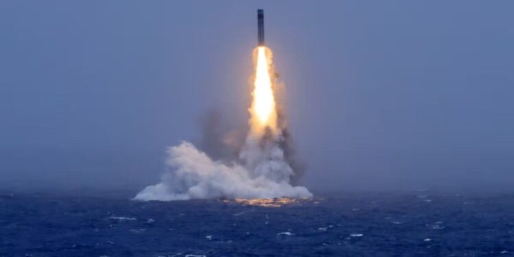China lanzó un misil desde un submarino y provoca alertas en el Pacífico
