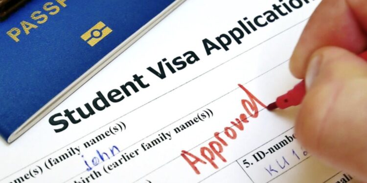 EEUU endurece las visas para estudiantes extranjeros e impondrá un límite máximo de permanencia