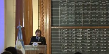 El tenso momento de Javier Milei en la Bolsa: se peleó con un espectador, defendió el ajuste y afirmó que será “reelecto”