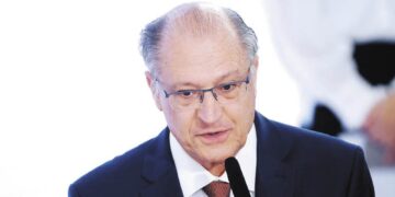 El vicepresidente de Brasil afirmó que Javier Milei “perjudica a la Argentina”