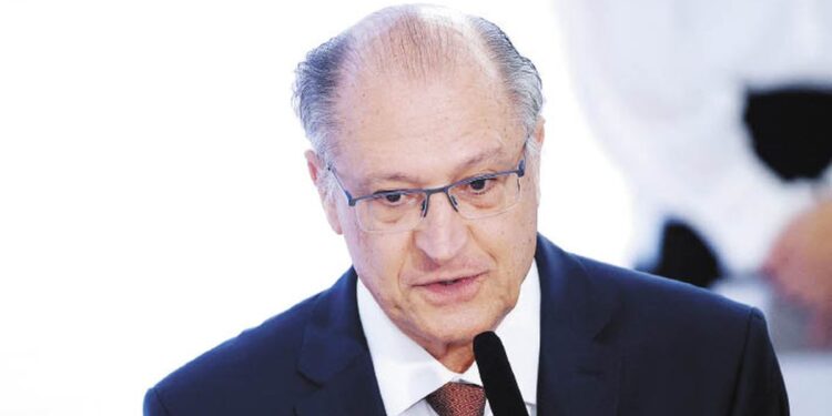 El vicepresidente de Brasil afirmó que Javier Milei “perjudica a la Argentina”