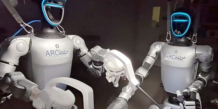 Histórico: cirujanos utilizan robots humanoides teleoperados para realizar una operación en vivo