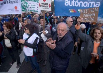 Infierno tarifario: jubilados que sobreviven en el frío polar y juntan firmas para visibilizar su situación