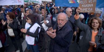 Infierno tarifario: jubilados que sobreviven en el frío polar y juntan firmas para visibilizar su situación