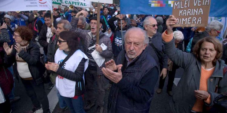 Infierno tarifario: jubilados que sobreviven en el frío polar y juntan firmas para visibilizar su situación