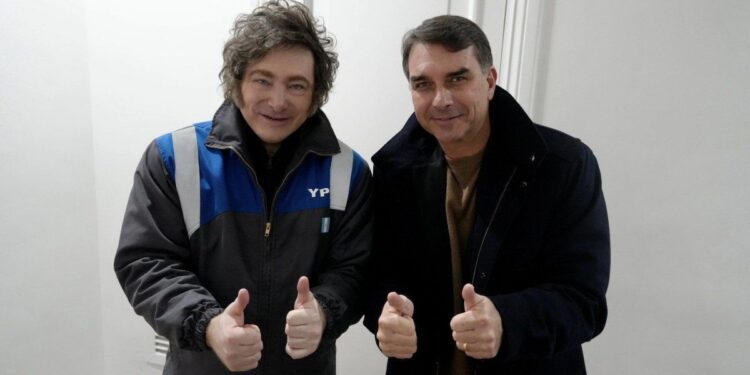 La agenda de Javier Milei en Brasil: encuentro con Flávio Bolsonaro y una distinción en San Pablo