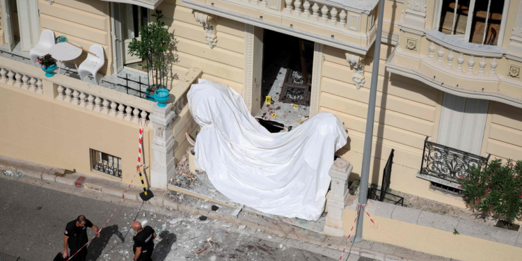 La esposa y el hijo del empresario atacado en Mónaco permanecen graves mientras crece la pista sobre Kiev