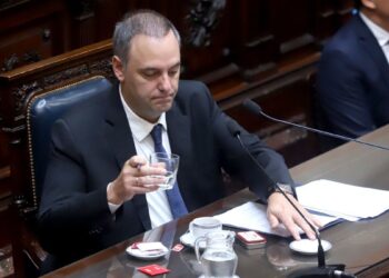 La Justicia prohibió la salida del país del exjefe de gabinete Manuel Adorni