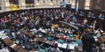 Legisladores de LLA y el PRO presentaron un proyecto para arancelar la salud y la educación a extranjeros en la Provincia