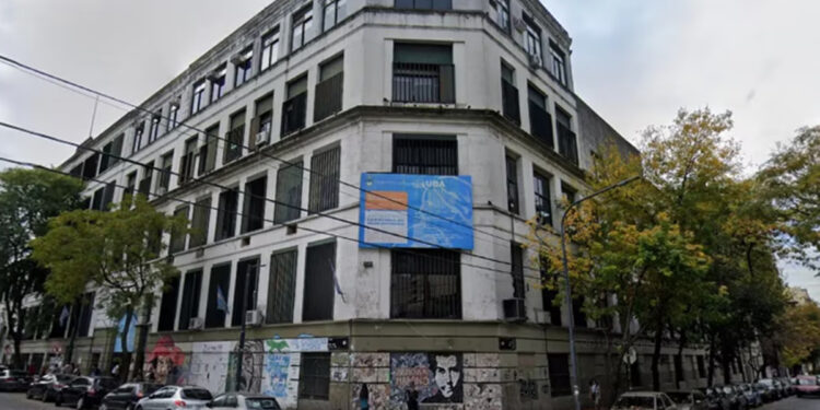 Libertarios corrieron después de intentar vandalizar la facultad de Filosofía de la UBA