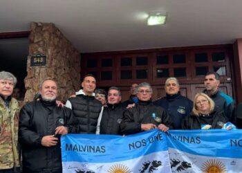 Lionel Scaloni recibió a veteranos de Malvinas y fue homenajeado