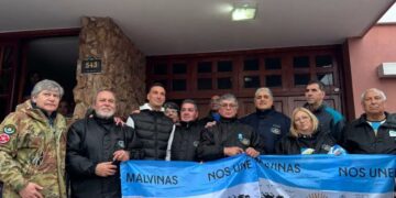 Lionel Scaloni recibió a veteranos de Malvinas y fue homenajeado