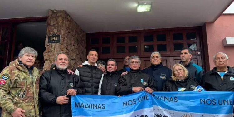 Lionel Scaloni recibió a veteranos de Malvinas y fue homenajeado