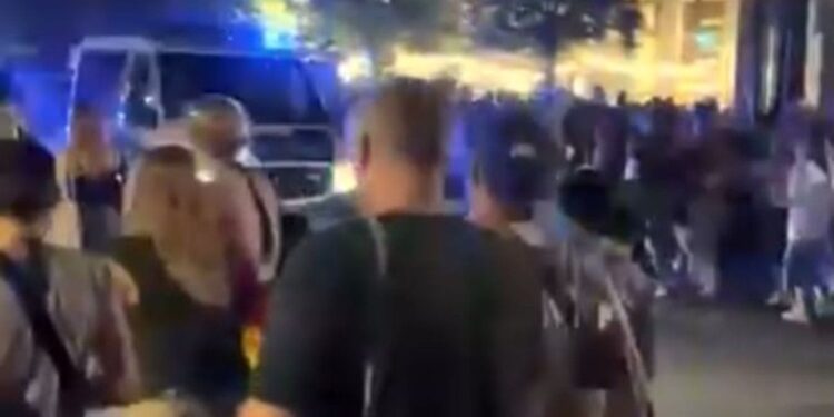 Miedo y caos en Berlín: un muerto y 16 heridos tras el atropello masivo de una camioneta durante el Día del Orgullo