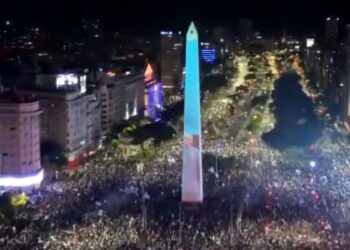 Pese a la derrota, miles de hinchas se reunieron en el Obelisco y en distintos puntos del mundo para agradecerle a la Selección