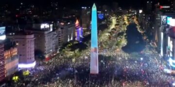 Pese a la derrota, miles de hinchas se reunieron en el Obelisco y en distintos puntos del mundo para agradecerle a la Selección