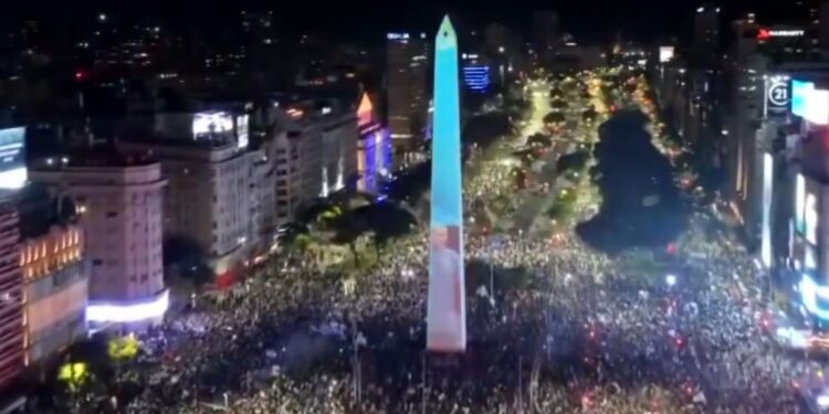 Pese a la derrota, miles de hinchas se reunieron en el Obelisco y en distintos puntos del mundo para agradecerle a la Selección