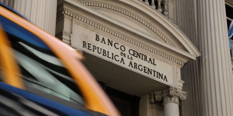 Qué dice el artículo 3° de la Carta Orgánica del BCRA que Javier Milei califica de “ignorancia espantosa”