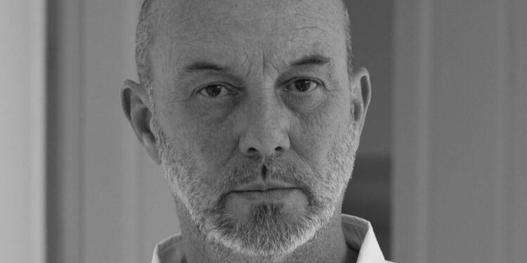 Sergio Bizzio: “Yo no escribo cuentos o novelas, me siento a escribir y termina siendo un cuento o una novela”