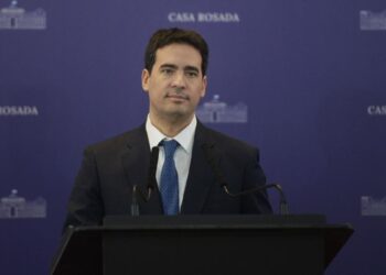“Siendo un país bananero, nunca vamos a recuperar las Malvinas”: fuertes críticas de la oposición al vocero presidencial