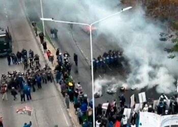 Tensión en el Puente Pueyrredón: hubo enfrentamientos entre la policía y manifestantes