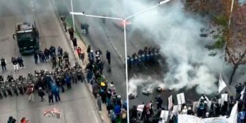 Tensión en el Puente Pueyrredón: hubo enfrentamientos entre la policía y manifestantes