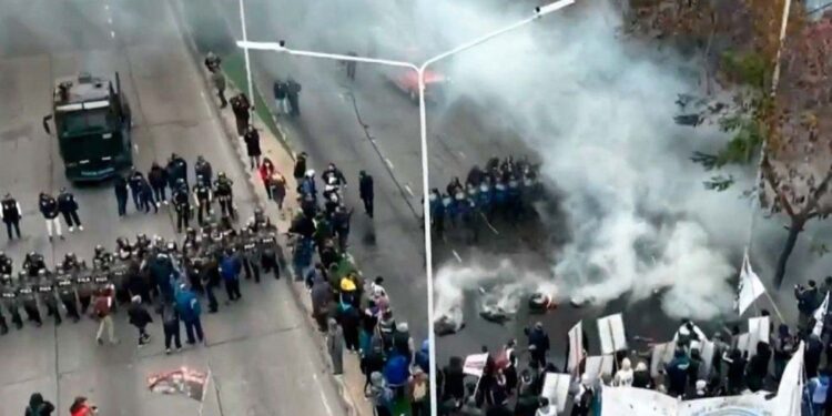 Tensión en el Puente Pueyrredón: hubo enfrentamientos entre la policía y manifestantes