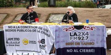 Trabajadores de los medios públicos porteños realizaron una radio abierta en el Obelisco
