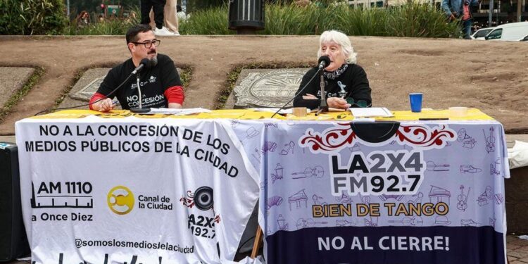 Trabajadores de los medios públicos porteños realizaron una radio abierta en el Obelisco