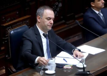 Tras dejar la jefatura de Gabinete, Manuel Adorni renunció a su cargo en el directorio de YPF