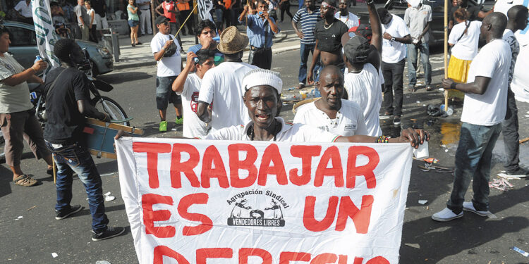 Vendedores ambulantes de CABA: la estrategia de vecinos y gremios para frenar la persecución